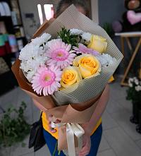 Букет цветов из:  Герберы, Розы и Хризантемы в Тюменцево