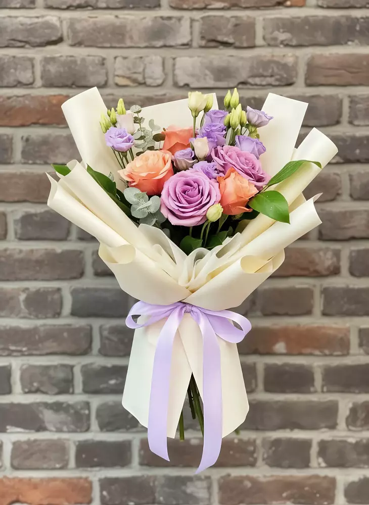 Букет цветов из: Лизиантусы и Розы в Тюменцево