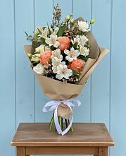 Букет цветов из:  Альстромерии, Лизиантусы, Розы и Хризантемы в Тюменцево