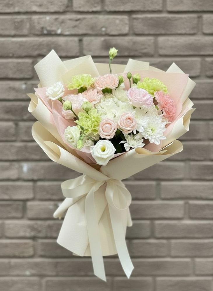 Букет цветов из: Гвоздики, Розы, Лизиантусы и Хризантемы в Тюменцево