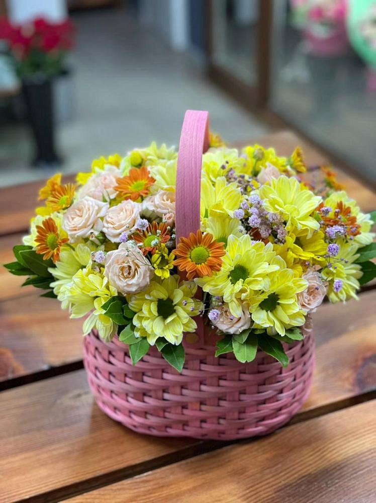 Цветочная композиция из Хризантемы и Розы в корзине в Тюменцево