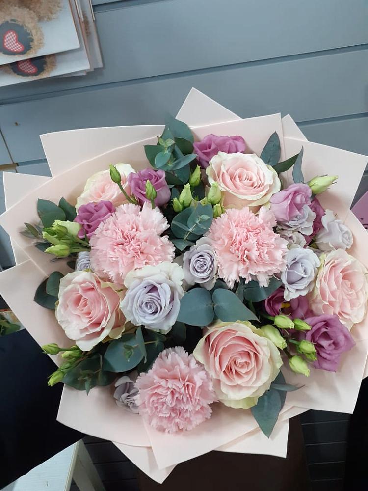 Букет цветов из: Розы, Гвоздики и Лизиантусы в Тюменцево