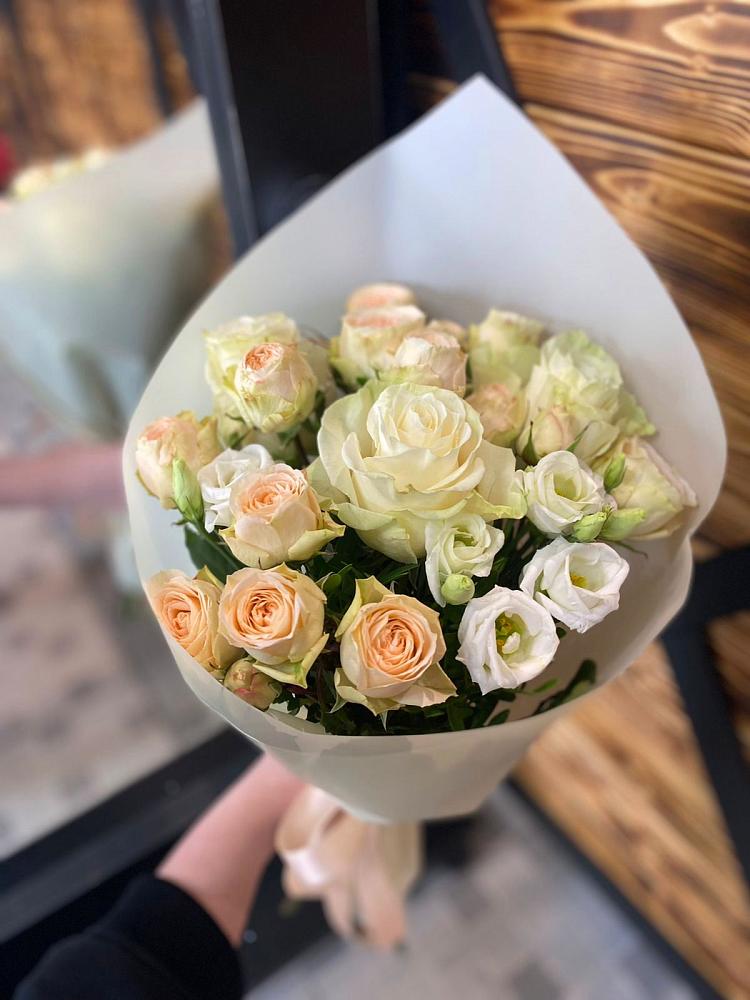 Букет цветов из: Розы и Лизиантусы в Тюменцево